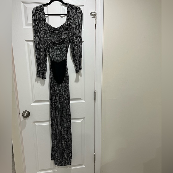 LONG SLEEVE OPEN BACK MAXI DRESS - Picture 2 of 4